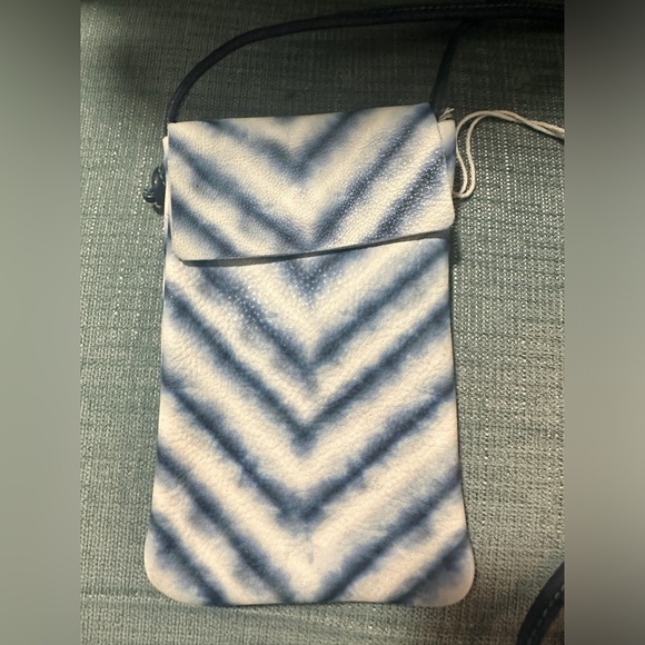 Free People NWOT Let's Dance Blue White Tie Dye Phone Crossbody Bag - Picture 4 of 8